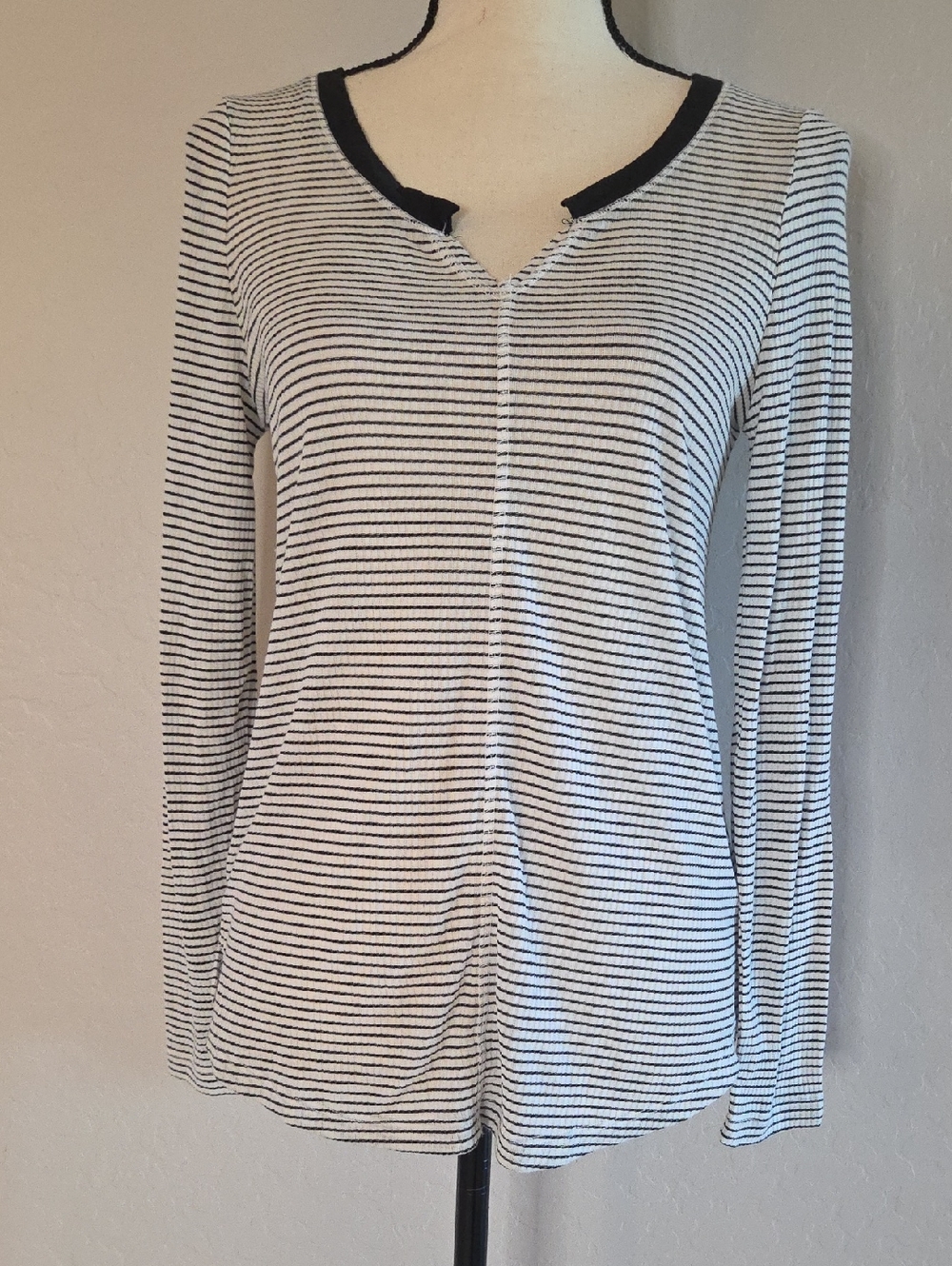 Angie Black & White Striped Ribbed Long-Sleeve Notch Shirt Size Small EUC
